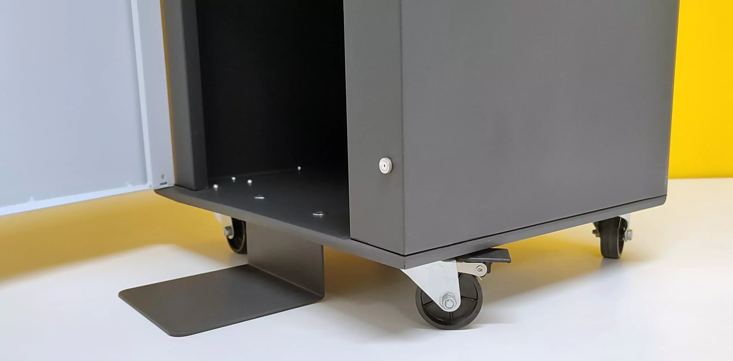 Cassetto Portaoggetti e Risme Lexmark XM1140 - facile accesso e stoccaggio delle risorse di stampa con ruote per un facile trasporto Cassetto Portaoggetti e Risme Lexmark XM1140 - facile accesso e stoccaggio delle risorse di stampa con ruote per un facile trasporto